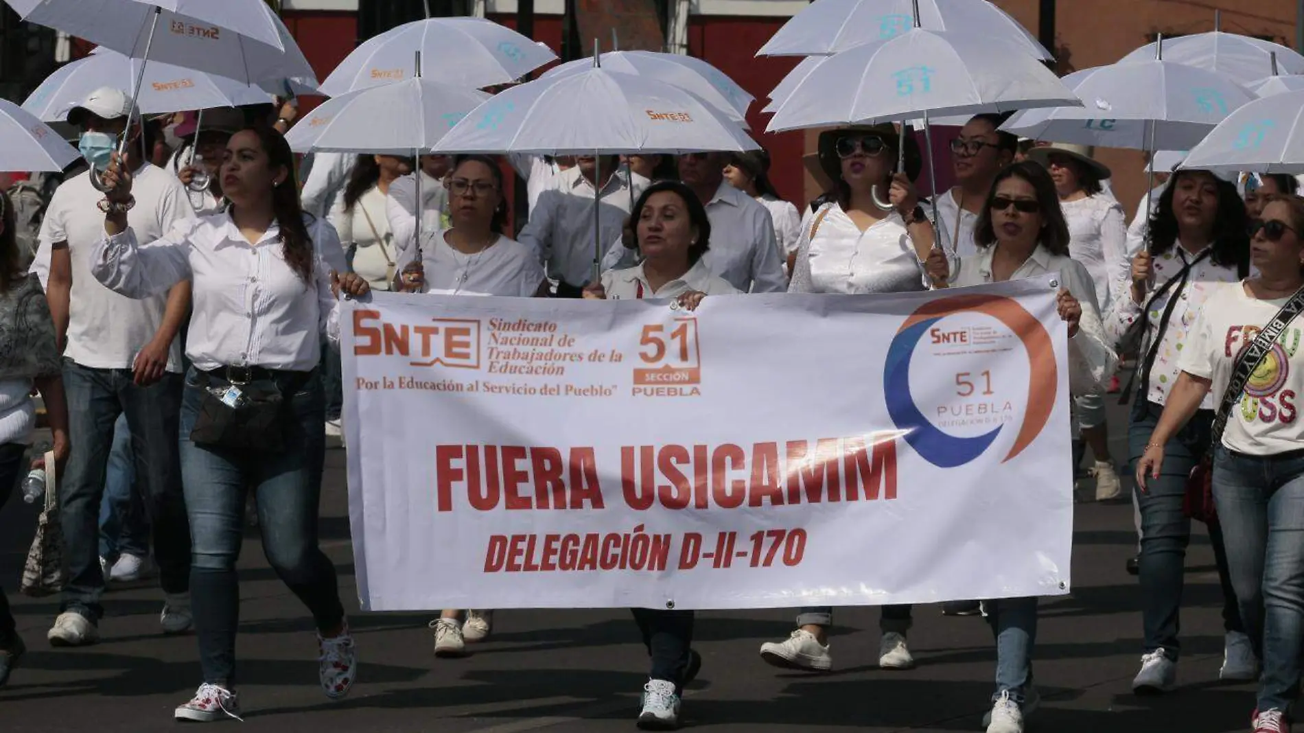 Trabajadores piden disminución de jornada laboral en desfile por el Día del Trabajo